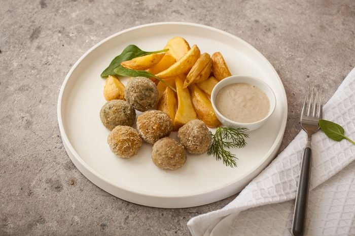 Фрикадельки с печеным картофелем и грибным соусом