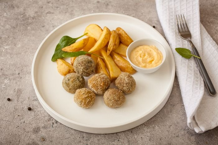 Фрикадельки с печеным картофелем и сырным соусом